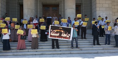 وقفة احتجاجية لطلاب جامعة القاهرة اعتراضًا على فصل زملائهم