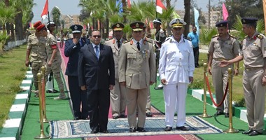 مدير أمن الإسماعيلية وقائد الجيش الثانى يضعان الزهور بالنصب التذكارى