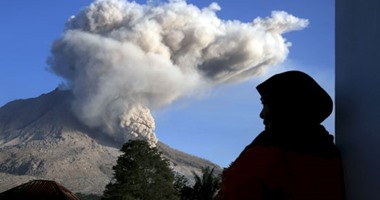 ثورة بركان "ماونت رونج" يغلق 5 مطارات فى إندونيسيا