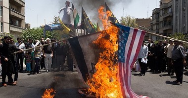 إيران: آلاف يهتفون "الموت لإسرائيل" ويحرقون راية تنظيم "داعش"