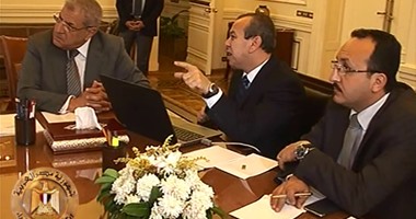محلب يبحث مع محافظ دمياط الاستعدادات الجارية لتنفيذ مشروع مدينة الأثاث