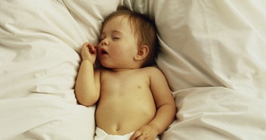 دراسة: نوم الأطفال الرضع مبكرا يحميهم من السمنة والأمراض القاتلة مستقبلا