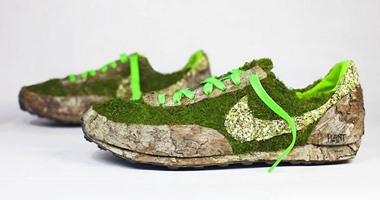 فنان يحول الأحذية إلى حدائق متحركة.. المجد للطبيعة