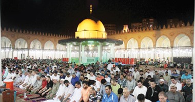 عشرات الآلاف فى صلاة التراويح بأول مساجد أفريقيا.. مسجد عمر بن العاص