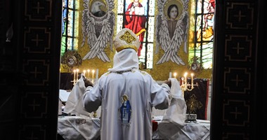 بالصور.. الأقباط يرفعون صلوات القداس فى عيد الرسل