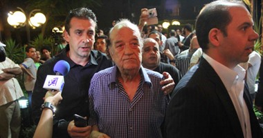محمد منير وأحمد حلمى وكريم عبد العزيز يصلون عزاء سامى العدل