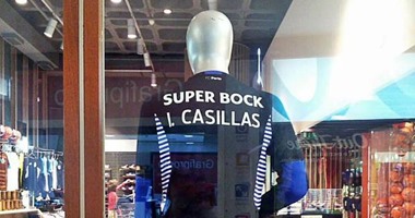 قميص كاسياس يظهر فى متاجر بورتو