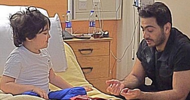 تامر حسنى يزور طفلا مريضا بالسرطان وينصح بعدم تناول الوجبات السريعة