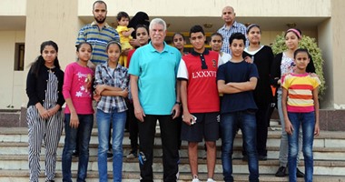 بالصور.. حسن شحاتة يستضيف الأيتام فى تدريبات المقاولون