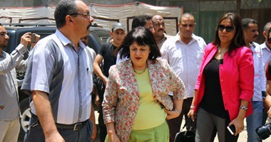 تسليم 40 وحدة سكنية للمقيمين بمنطقة خيام الإيواء بالقليوبية.. الأهالى يطلقون الزغاريد ويهتفون "سيسى.. سيسى".. وزيرة التطوير الحضرى للستات: "أنتم أجدع ستات فى مصر عشان قدرتوا تصونوا أولادكم"