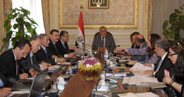 محلب يوجه بإزالة العقبات لتنفيذ المشروعات الممولة من المنح والقروض