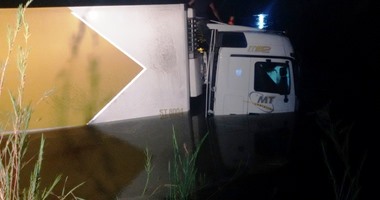 بالصور.. انتشال سيارة بمقطورة "مبرد خضروات" من ترعة الإسماعيلية