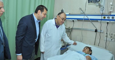 محافظ أسيوط يتفقد المستشفيات العامة عقب صلاة العيد ويقدم الهدايا للمرضى