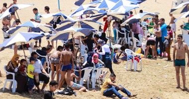 الصحف الإسبانية ترصد هروب المصريين للشواطئ لارتفاع الحرارة