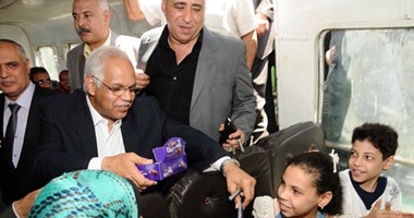محافظ القاهرة يستقل الأتوبيس النهرى ويوزع الشيكولاتة على الأطفال