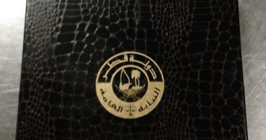 صور ضبط راكب يحمل مسدسًا مدون على علبته "النيابة العامة.. دولة قطر"
