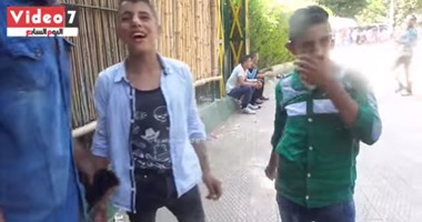 بالفيديو..أطفال يحتفلون بالعيد بشرب السجائر:”الشارع اللى علمنا”