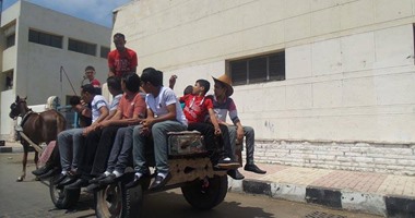 "الكارو" فسحة الغلابة فى إسكندرية.. بجنيه تروح بحرى والقلعة وأبو العباس