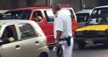 "صحافة المواطن".. تحية لرجل شرطة يؤدى واجبه رغم كسر قدمه بالإسكندرية