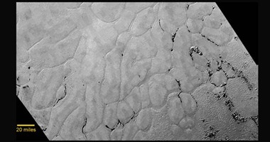 "ناسا" تلتقط صورة لسهول كوكب بلوتو تشبه تشققات الطين المجمدة على الأرض