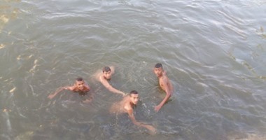 بالصور.. سباحة الأطفال فى ترعة القاصد بطنطا تهدد بكارثة فى العيد