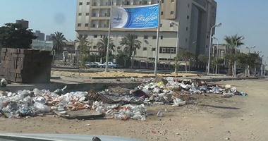 بالصور..بعد أسبوع من إيقاف رئيس حى الزيتون..القمامة تحاصر المستشفى التخصصى