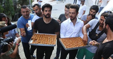 بالصور.. بوراك أوزجيفيت الشهير بـ"بالى بيك" يوزع الحلوى فى العيد