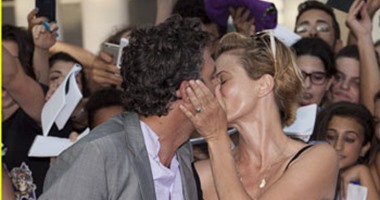 بالصور..قبلات ساخنة بين مارك رافالو وزوجته بمهرجان Giffoni فى إيطاليا