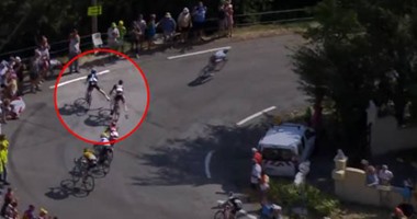 بالفيديو.. سائق دراجات ينجو من الموت فى سباق فرنسا