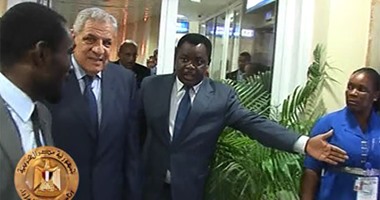 بالفيديو.. لحظة استقبال نائب الرئيس الغينى لإبراهيم محلب فى مطار مالابو