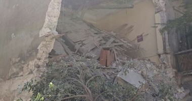 بالصور.. لودر يهدم عقارا على رأس سكانه فى الإسكندرية ويهرب