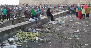 بالصور.. القمامة تحاصر ساحة قلعة قايتباى عقب انتهاء العيد بالإسكندرية