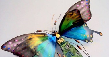 بالصور.. فنانة تقوم بتحويل المكونات والشرائح الإلكترونية إلى حشرات