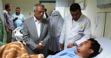 محافظ شمال سيناء يزور مصابى الشرطة بالمستشفى العسكرى فى العريش