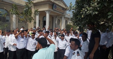 أمناء الشرطة بمرور دمنهور يضربون عن الطعام احتجاجا على نقل زملائهم