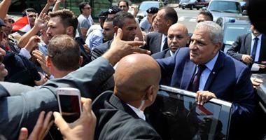 وقفة للجالية المصرية خلال زيارة محلب لإيطاليا بصور الرئيس السيسى وعلم مصر