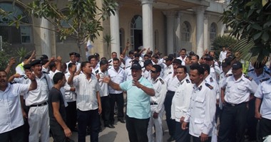 أمناء شرطة بمرور دمنهور يغلقون أبواب القسم احتجاجا على نقل زملائهم