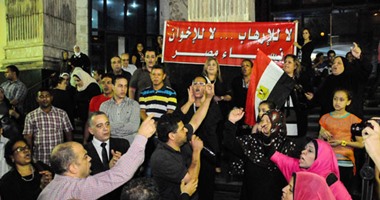 بالفيديو.. المشاركون بوقفة "فرحة مصر" يشعلون الشموع على أرواح الشهداء أمام الصحفيين
