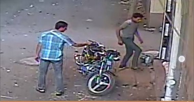 إحالة عامل للجنايات بسوهاج لاتهامه بسرقة دراجة نارية بالإكراه 