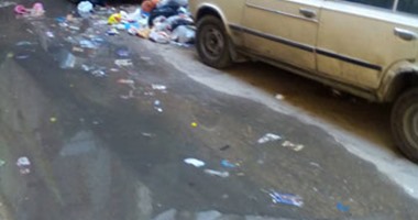 صحافة المواطن.. مياه الصرف تحاصر الأهالى فى أحد شوارع محرم بك