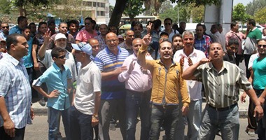 بالصور.. وقفة احتجاجية لموظفى الزمالك أمام هيئة الاستثمار لغلق قناة "crt"