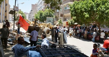 محافظ سوهاج يتفقد مدينة ناصر ويأمر بإزالة الإشغالات حول مدرسة لغات