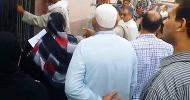 صحافة المواطن.. فيديو لإغلاق أبواب المستشفى الميرى بالمحلة فى وجه المرضى