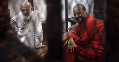 إيداع مرسى و24 متهما آخرين قفص الاتهام لبدء محاكمتهم بتهمة إهانة القضاء