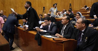 مرسى لقاضى "إهانة القضاء": "لدى بيان هام وأريد التحدث للمحكمة"
