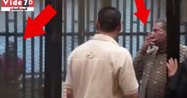 بالفيديو..رد فعل "مرسى" عقب رؤيته توفيق عكاشة بالقفص بقضية إهانة القضاء