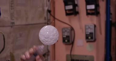 ناسا تنشر فيديو مذهل لكرة ماء عائمة فى الهواء داخل محطة الفضاء الدولية 