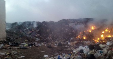 "البيئة": مجلس مدينة طوخ يجمع مخلفات خطرة من مستشفيات ويحرقها بمقلب عام