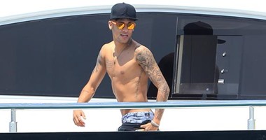 بالصور.. نيمار يستمتع على شواطئ "إيبيزا" قبل العودة إلى برشلونة