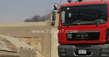 بالفيديو والصور.. السيطرة على حريق بقطعة أرض فى أبورواش دون تأثر القرية الذكية